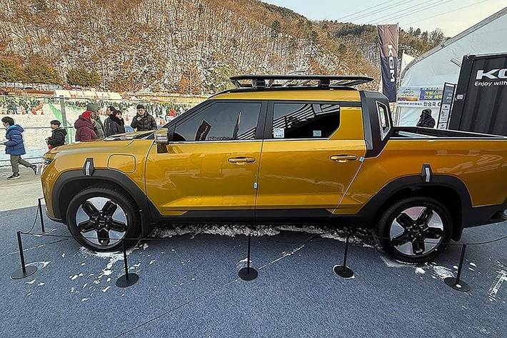 KG Mobility cho biết, hãng sẽ phát triển Musso thành một thương hiệu con chuyên cho xe bán tải chạy điện, hybrid và động cơ đốt trong. Ngay sau màn ra mắt Musso EV, KG Mobility tiếp tục “nhá hàng” một mẫu bán tải cỡ trung mới với thiết kế hầm hố và cơ bắp hơn, tên mã Q300.