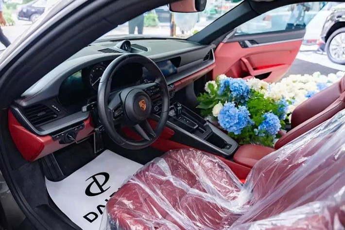 Ngoài ra, bên trong xe còn được tích hợp thêm một số trang bị cao cấp như hệ thống màn hình giải trí kích thước 10,9 inch, màn hình công-tơ-mét dạng LCD, ghế da cao cấp chỉnh điện 18 hướng, ốp trang trí carbon...