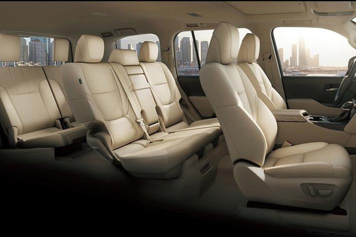 Toyota cũng bổ sung một ổ cắm điện trong khoang hành lý, giúp người dùng có thể sạc thiết bị điện tử khi đi dã ngoại hay cắm trại. Tuy nhiên, hãng vẫn chưa công bố dung tích khoang chứa hàng hóa cụ thể.