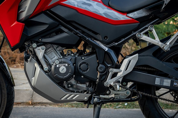 Về động cơ, Honda CB150X 2025 được hãng trang bị cho cỗ máy DOHC xi-lanh đơn, dung tích 149,8 cc, làm mát bằng dung dịch, hộp số 6 cấp.