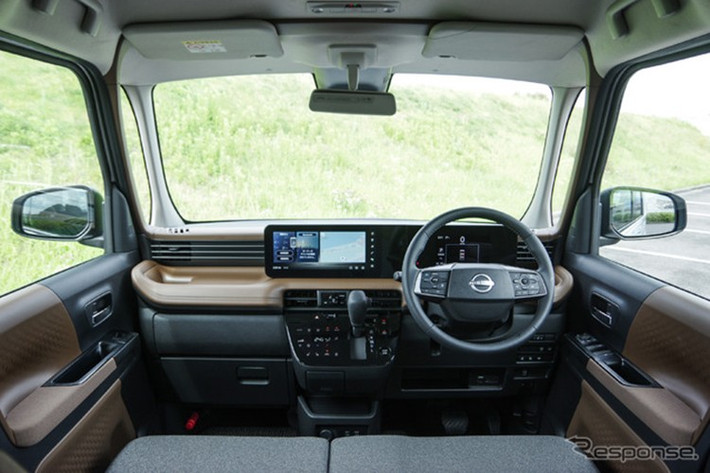 Theo hãng Nissan, khoang nội thất của mẫu xe kei car này đã được kéo dài thêm 115 mm, đủ rộng để chứa bốn người lớn. Hàng ghế sau có thể trượt 320 mm về phía trước, giúp tăng tính linh hoạt. Trong khi đó, khoang hành lý nay có thể chứa tới bốn vali 48 lít.