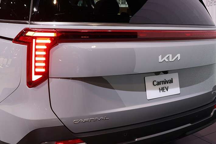 Kia Carnival 2026 tại Thái Lan theo nhiều đồn đoán sẽ sở hữu 2 tuỳ chọn hệ truyền động, gồm các bản máy xăng hút khí tự nhiên dung tích 3.5L và động cơ hybrid 1.6L tăng áp. Mức giá xe tại thị trường này thấp hơn so với trước đây.