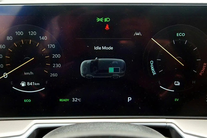 Kia Sorento 2025 bổ sung cảm biến hỗ trợ đỗ xe bên hông và tính năng cảnh báo, hỗ trợ tránh va chạm phía sau khi đỗ (PCA). Hệ thống cảnh báo va chạm phía trước (FCA) cũng được nâng cấp lên bản FCA 2.0. Các công nghệ ADAS quen thuộc tiếp tục hiện diện: cảnh báo/lái giữ làn đường...