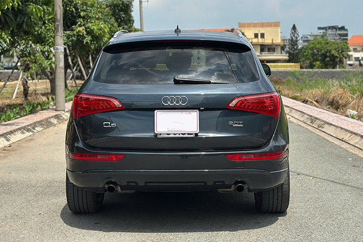 Audi Q5 đời 2011 sử dụng động cơ xăng tăng áp 2.0L, sản sinh công suất 211 mã lực và mô-men xoắn cực đại 350 Nm – một con số ấn tượng đối với một mẫu SUV cỡ trung. Tuy nhiên, với dòng xe sang đã qua sử dụng, người mua cần trang bị đầy đủ kinh nghiệm mua bán xe để đánh giá chính xác tình trạng vận hành, chi phí bảo dưỡng cũng như độ khấu hao thực tế trước khi xuống tiền.