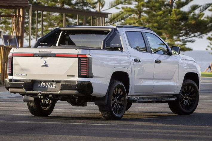 Phần đầu xe Mitsubishi Triton facelift 2026 kết hợp viền nhôm theo triết lý Dynamic Shield, lưới tản nhiệt nửa kín và tấm ốp gầm mới. Phía sau, đèn hậu LED nối liền qua cửa thùng mang đến diện mạo hiện đại hơn.