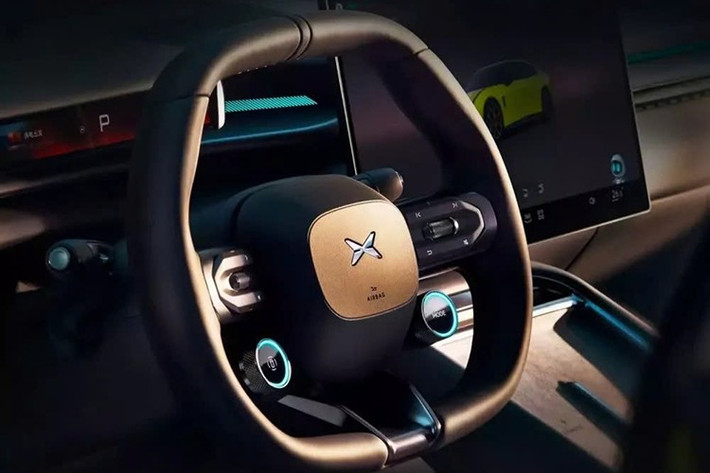 Vô lăng ba chấu thể thao đặc biệt với các nút xoay theo phong cách thường thấy trên các dòng xe Mercedes- AMG cho phép thay đổi một số chế độ và chức năng ngay lập tức.