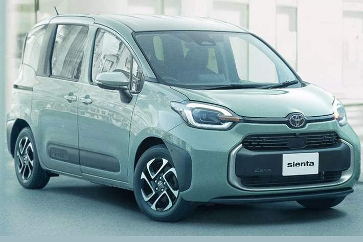 Ra mắt lần đầu năm 2022 để cạnh tranh với Honda Freed, Toyota Sienta thế hệ thứ ba được phát triển trên nền tảng TNGA-B kéo dài, cùng nền tảng với mẫu hatchback Yaris. Phiên bản Toyota Juno 2025 mới ra mắt lần này, hướng đến những người dùng yêu thích phong cách sống linh hoạt, tiện nghi và đang theo đuổi trào lưu "camper van" đang bùng nổ tại Nhật Bản.