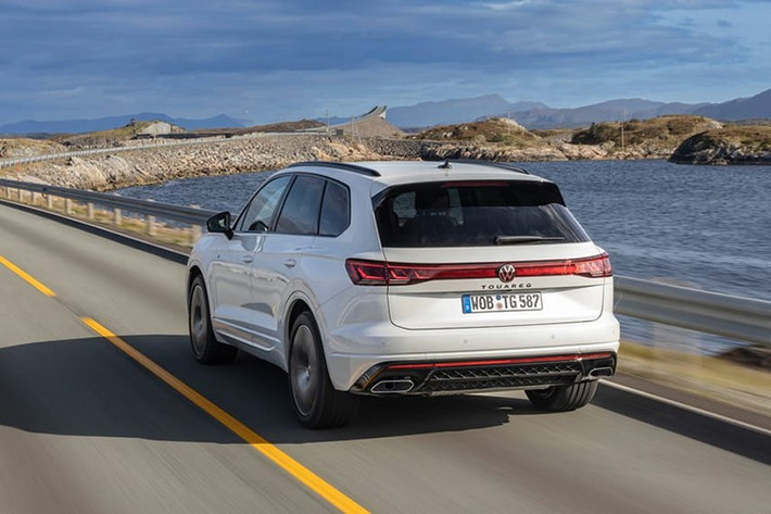 Cuối cùng là những trang bị an toàn như hệ thống hỗ trợ đỗ xe Park Assist Plus với tính năng điều khiển từ xa, hỗ trợ quan sát ban đêm Night Assist cũng như hệ thống Travel Assist giúp giữ làn đường, giữ khoảng cách an toàn với xe phía trước và duy trì tốc độ cài đặt trước.