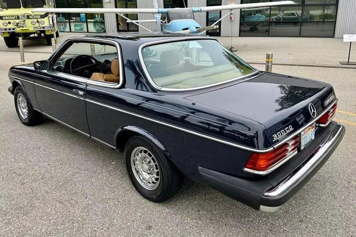 Chiếc xe sedan Mercedes-Benz 300 CD đời 1985 này có lớp sơn ngoại thất màu xanh Midnight Blue phủ lên nội thất màu Palomino. Xe được trang bị bộ vành 14 inch nguyên bản. Xe có cửa sổ chỉnh điện, hệ thống kiểm soát hành trình, cửa sổ trời và một vài tính năng khác.