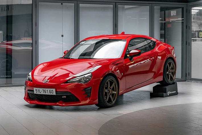 Trái tim của Toyota 86 là khối động cơ FA20 I4 phun nhiên liệu trực tiếp, dung tích 2.0 lít, sản sinh 204 mã lực ở tua máy 7.000 vòng/phút và mô-men xoắn cực đại 212 Nm ở tua máy 6.400 – 6.800 vòng/phút, truyền tới bánh sau thông qua một hộp số sàn 6 cấp. Xe có khả năng tăng tốc từ 0 lên 100 km/h trong 7,6 giây.