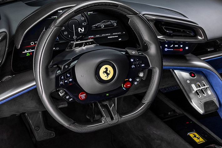 Ferrari đạt được sức mạnh vượt trội mà không cần thay đổi dung tích xi-lanh, nhưng nhờ bộ tăng áp hoàn toàn mới, đầu xi-lanh được thiết kế lại và sử dụng đáng kể vật liệu nhẹ. Với công suất cụ thể 205 mã lực trên mỗi lít, đây là động cơ V8 mạnh mẽ nhất mà Ferrari từng chế tạo.