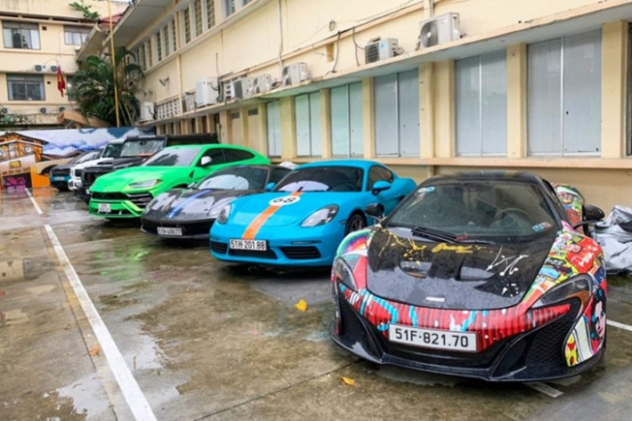 Ta "cò siêu xe" Phan Công Khanh từng gây ấn tượng trong giới mê siêu xe là nhập về Việt Nam chiếc Porsche 918 Spyder, McLaren Senna và siêu xe đua McLaren Senna GTR đã tái xuất sang Đức.