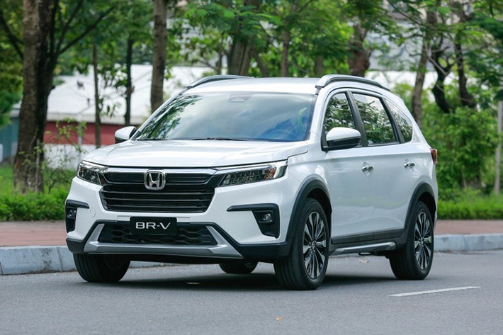 Honda BR-V áp dụng chính sách hỗ trợ 50% lệ phí trước bạ kèm 1 năm bảo hiểm thân vỏ. Với mức giá niêm yết từ 629 - 705 triệu đồng, khoản ưu đãi lệ phí trước bạ mà khách hàng nhận được tương ứng khoảng 31 - 35,3 triệu đồng.