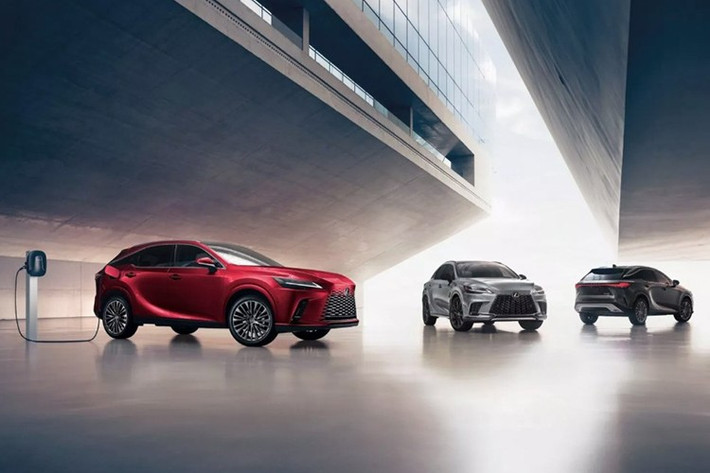 Lexus vừa chính thức giới thiệu phiên bản nâng cấp của dòng RX với một số thay đổi nhẹ nhưng đáng chú ý. Điểm nhấn lớn nhất là sự xuất hiện của phiên bản RX 450h+ Premium – một mẫu plug-in hybrid mới có giá khởi điểm từ 66.680 USD (khoảng 1,75 tỷ đồng).