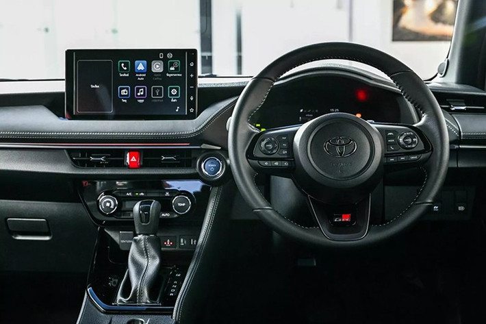 Bên cạnh đó là gói công nghệ Toyota Safety Sense tiên tiến với các tính năng như kiểm soát hành trình thích ứng, cảnh báo và phanh trước va chạm, cảnh báo lệch làn, hỗ trợ giữ làn, nhận biết xe phía trước khởi hành và kiểm soát nhấn nhầm chân ga. Xe còn có camera 360 độ, camera hành trình, cảm biến đỗ xe trước – sau và 6 túi khí...