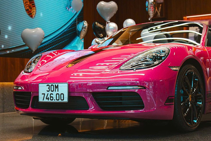 Nội thất da màu đen của Porsche 718 Boxster Style Edition với đường khâu màu phấn, tựa đầu in nổi phần còn lại của Porsche và ngưỡng cửa bằng thép không gỉ được chiếu sáng. bảo vệ theo tiêu chuẩn.