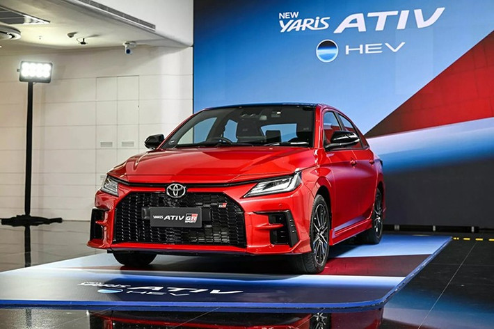 Riêng phiên bản GR SPORT có thêm gói bodykit, mui sơn đen, lưới tản nhiệt riêng cùng các tinh chỉnh hệ thống treo và vô-lăng, giúp mang lại trải nghiệm lái năng động hơn. Phiên bản Premium sử dụng mâm 16 inch, trong khi bản GR SPORT được trang bị mâm 17 inch và lốp kích thước lớn hơn.