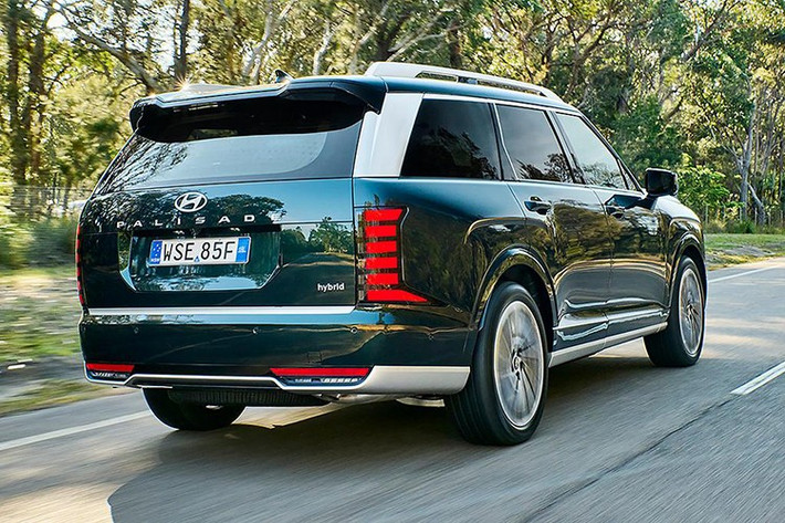 Tất cả các mẫu SUV Hyundai Palisade đều được trang bị ghế thư giãn Relaxation Comfort ở hàng ghế đầu, ghế thư giãn Relaxation Comfort ở hàng ghế thứ hai, và chức năng ngả lưng ghế ở phiên bản 7 chỗ, cùng với hàng ghế thứ ba chỉnh điện có chức năng gập, trượt và ngả.