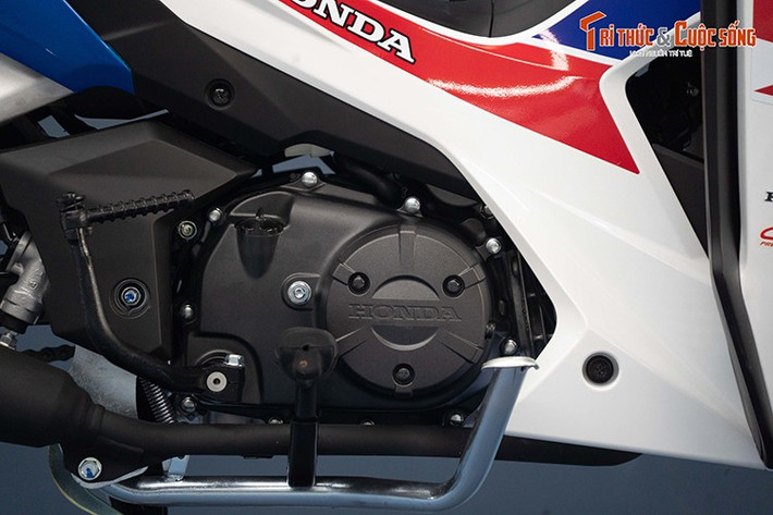Điểm nổi bật đầu tiên của Honda Dash 125 HRC là khối động cơ mạnh mẽ và bền bỉ. Xe được trang bị động cơ xi-lanh đơn, dung tích 124.9cc, làm mát bằng không khí, với hai van. Khối động cơ này cho công suất tối đa 9,85 mã lực tại 8.000 vòng/phút và mô-men xoắn cực đại 9,54 Nm tại 6.500 vòng/phút.