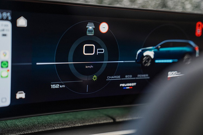 Xe có vô-lăng thể thao, Apple CarPlay/Android Auto không dây, điều khiển giọng nói AI và cập nhật phần mềm qua mạng (OTA).