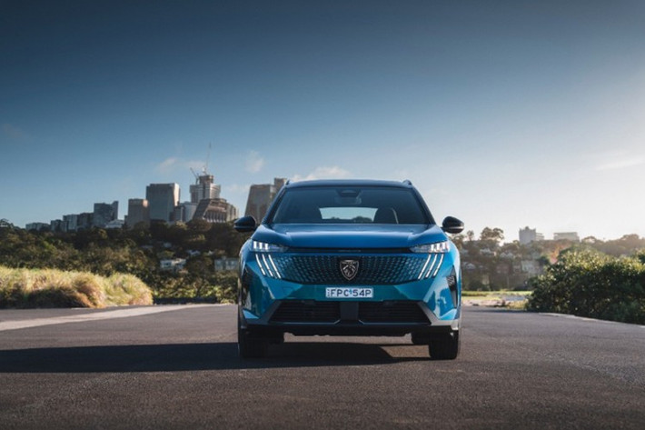 Peugeot 5008 2025 được phát triển trên nền tảng STLA Medium hiện đại – kiến trúc dùng chung với các mẫu như Peugeot 3008, Opel Grandland và Citroën C5 Aircross. Đây là nền tảng thân thiện với điện khí hóa, chuẩn bị cho chiến lược phát triển xe điện toàn cầu của tập đoàn Stellantis.
