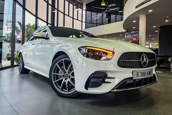 Các dòng Mercedes-Benz có VIN 2023-2024 giảm sâu đến vài trăm triệu. Chẳng hạn như mẫu Mercedes-Benz E300 AMG VIN 2023 đang được đại lý tại Hà Nội chào bán với giá khoảng 2,6 tỷ đồng, tức giảm 610 triệu đồng so với giá niêm yết.