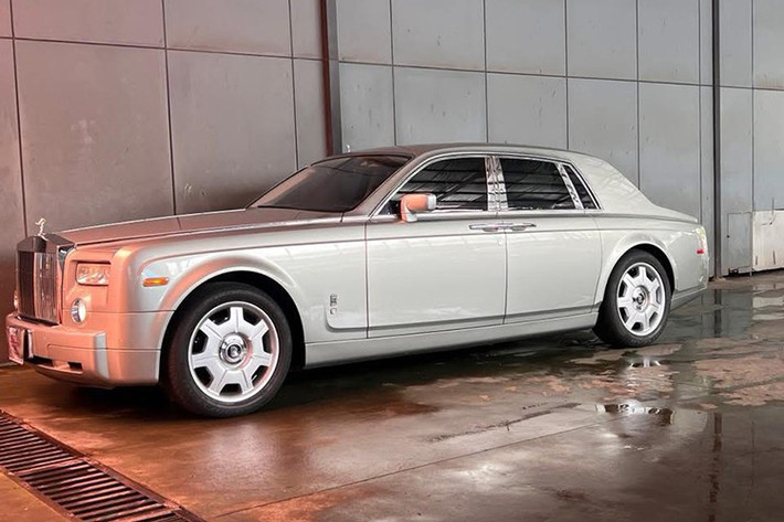Mới đây, một chiếc Rolls-Royce Phantom đời 2007 – thuộc thế hệ thứ 7 của dòng xe này đã được rao bán tại Việt Nam. Chiếc xe sở hữu ngoại thất màu bạc thanh lịch kết hợp với khoang nội thất bọc da trắng cùng nhiều chi tiết ốp gỗ cao cấp. Thiết kế tổng thể vẫn toát lên vẻ quý phái, sang trọng dù đã 18 năm tuổi.
