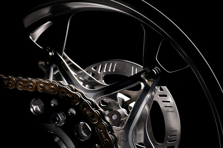 Cung cấp sức mạnh cho Brough Superior RMB01 là động cơ 2 xy-lanh dung tích 997 cc được làm từ hợp kim nhôm-magnesium nguyên khối, sản sinh sức mạnh 130 mã lực. Động cơ đi kèm hộp số cassette 6 cấp đa ly hợp thủy lực, đã được bổ sung tính năng chống trượt.