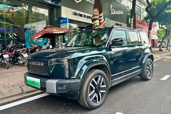 Mới đây, Jaecoo J6 2025 - mẫu SUV địa hình chạy điện của tập đoàn Chery - đã lăn bánh và xuất hiện trọng một sự kiện tại Hà Nội, trước thời điểm ra mắt thị trường Việt Nam dự kiến vào khoảng tháng 9 tới đây.