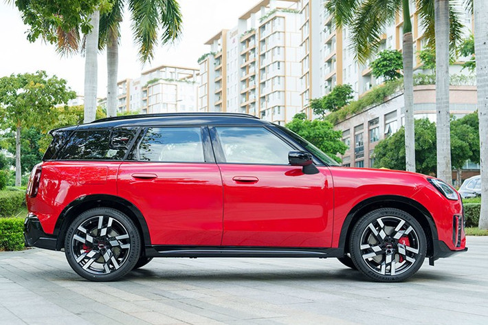 MINI John Cooper Works Countryman thế hệ mới là mẫu xe lớn nhất của thương hiệu Anh Quốc. Countryman thể hiện tinh thần phiêu lưu không giới hạn nhờ hệ dẫn động bốn bánh thông minh ALL4 giúp chinh phục mọi địa hình.