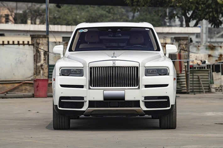 Chiếc siêu SUV Rolls-Royce Cullinan có chiều dài x chiều rộng x chiều cao lần lượt là 5.341 x 2.000 x 1.835 mm, chiều dài cơ sở đạt 3.295 mm, trọng lượng lên đến 2,66 tấn. So với Bentley Bentayga, Rolls-Royce Cullinan dài hơn 200 mm và hẹp hơn 166 mm. Riêng chiều dài cơ sở của thành viên mới nhà Rolls-Royce dài hơn đối thủ "đồng hương" 303 mm.