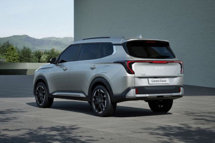 Carens Clavis EV dự kiến sử dụng chung nền tảng truyền động với Hyundai Creta Electric, với hai tùy chọn pin: 42 kWh và 51,4 kWh. Ở phiên bản cao cấp, xe có thể đạt công suất tối đa lên tới 171 mã lực, mang lại khả năng vận hành mạnh mẽ trong phân khúc SUV điện phổ thông.