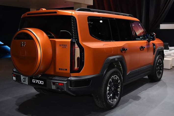 Jetour Zongheng G700 có ngoại thất vuông vức cổ điển và lốp dự phòng phía sau của một chiếc SUV địa hình. Cả cản trước và sau đều được trang bị hai móc kéo. Phần đầu xe có các đèn pha vuông khá giống với Toyota Land Cruiser Prado, trong khi cửa kính cột D hất góc lại gợi nhớ về Land Cruiser 300.