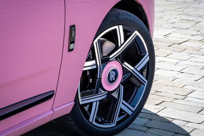 Cuối cùng nhưng không kém phần quan trọng, Black Badge Spectre, mẫu xe mới nhất của Rolls-Royce, sở hữu lớp sơn hai tông màu Aero với Xanh Qingshan và đen Diamond tương phản, trong khi lưới tản nhiệt phát sáng được hoàn thiện bằng màu Turchese. Bên trong, nội thất kép cũng được áp dụng với mặt trước bọc da Turchese và đen, trong khi hàng ghế sau màu đen với đường chỉ khâu và viền màu trắng tương phản.