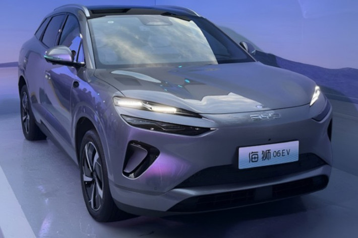 BYD Sealion 06 2025 mới sở hữu kích thước tổng thể Dài x Rộng x Cao lần lượt 4.810 x 1.920 x 1.675(mm), chiều dài cơ sở 2.820mm. Như vậy, phiên bản Sealion 06 mới có kích thước to hơn hẳn mẫu Sealion 06 ra mắt Việt Nam vào tháng 4 năm nay.