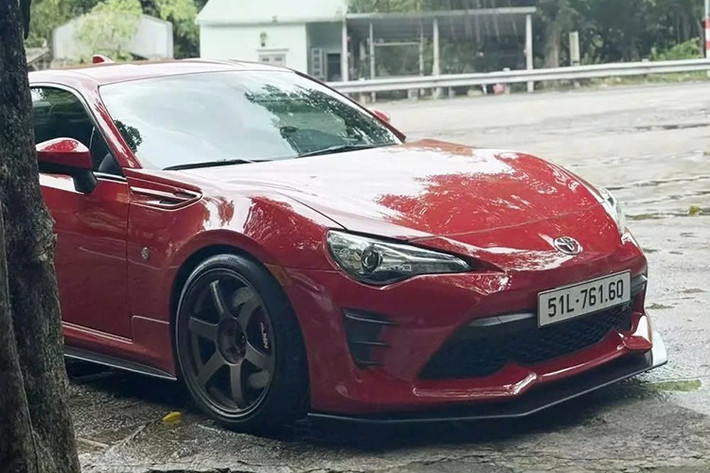 Và khi đến địa phận Phú Yên, Cường Đô la chọn đèo Cả, thay vì đi cao tốc và hầm, việc đi đèo sẽ giúp anh trải nghiệm chân thật nhất về mẫu xe Toyota 86 số sàn của mình.