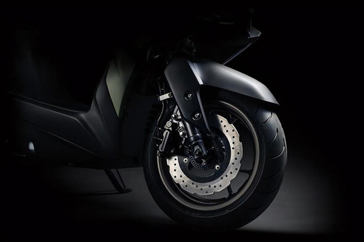 Về sức mạnh, Yamaha X-Force 155 2025 vẫn sử dụng khối động cơ Blue Core 155 cc quen thuộc, tích hợp công nghệ van biến thiên VVA. Đây là động cơ đã được thị trường chứng thực về độ tin cậy và hiệu suất vận hành.