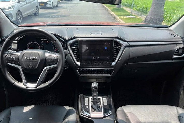 Ngoài việc đây là xe đời cũ, còn có một lý do khác khiến Isuzu D-Max Prestige 4x2 AT 2023 có giá rẻ đến vậy, đó là vì đại lý này chuẩn bị đóng cửa nên cần "bán tháo" để thu hồi vốn nhanh. Đại lý cho biết số lượng xe được thanh lý với giá rẻ như trên là 3 chiếc.
