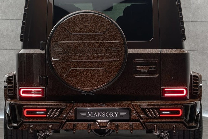 Danh sách này cũng bao gồm ốp hông mới, ốp trụ sau, giá đỡ bánh xe dự phòng mang thương hiệu Mansory gắn trên cửa sau và cản sau mới với đèn hậu bổ sung cùng bộ khuếch tán gió đa cánh.