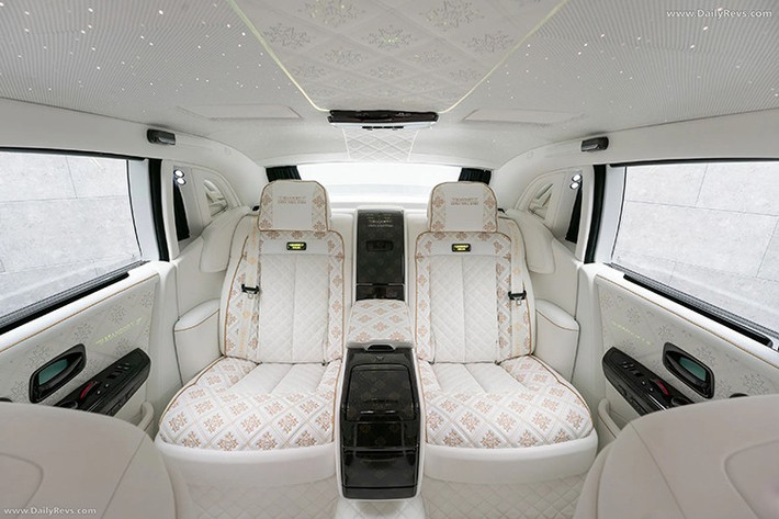 Trái ngược với vẻ bí ẩn của màu đen ở ngoài, chiếc Rolls-Royce Phantom này là sự kết hợp giữa màu trắng và vàng ở nội thất, cùng một vài chi tiết màu đen bóng bẩy.