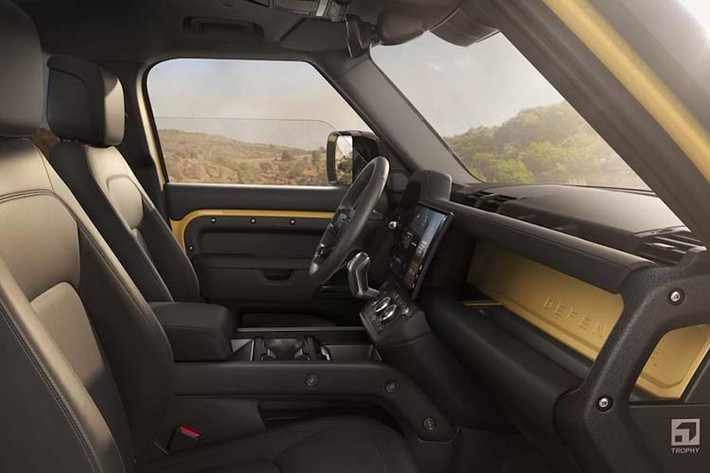 Không gian nội thất của Defender 110 Trophy Edition được thừa hưởng những cải tiến mới nhất từ bản nâng cấp năm 2026. Nổi bật là cần số thiết kế mới, màn hình cảm ứng trung tâm 13,1 inch hiện đại và bộ ghế bọc da Windsor màu đen sang trọng.