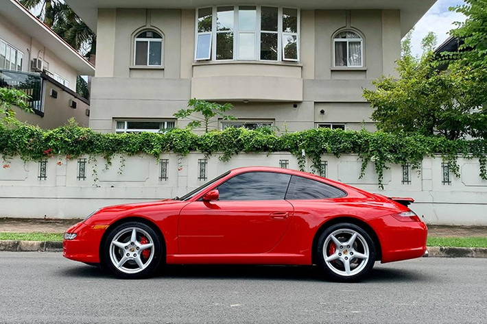 Đằng sau những chiếc Porsche 911 997 có đèn hậu nằm ngang nhưng không nối liền với nhau, thiết kế cũng to bản, sau này, 991, đèn hậu được làm nhọn lại.