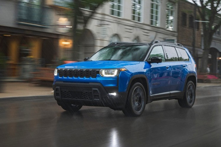 Tại thị trường Mỹ, Jeep Cherokee 2026 có giá khởi điểm từ 36.995 USD (khoảng 974 triệu đồng). Xe có các phiên bản là Base, Laredo, Limited và Overland. Xe sẽ được sản xuất tại nhà máy Stellantis ở Toluca, Mexico, giao hàng từ cuối năm 2025.