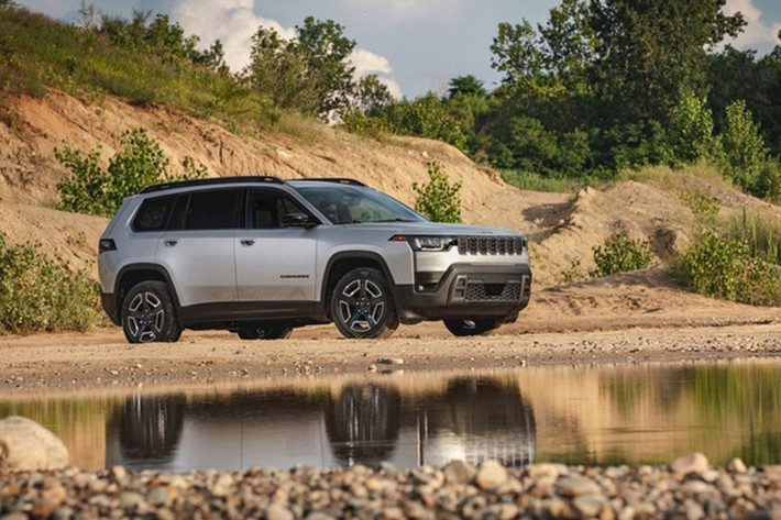 Jeep Cherokee 2026 sử dụng hệ dẫn động Jeep Active Drive I 4×4 với hộp phân phối 1 cấp, mặc định dẫn động cầu trước và có thể truyền tối đa 50% lực kéo ra cầu sau. Cả cầu trước và sau đều dùng vi sai mở. Hệ thống quản lý lực kéo Select-Terrain cung cấp bốn chế độ lái, bao gồm Auto, Sport, Snow và Sand/Mud.