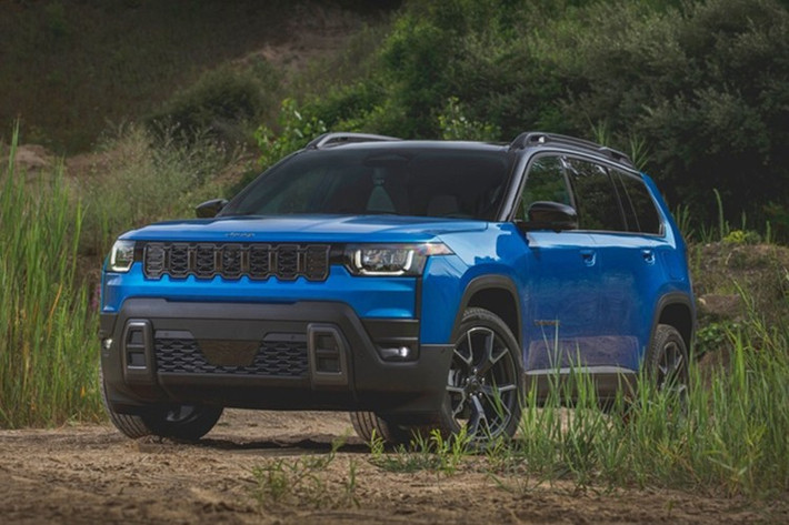 Jeep Cherokee đã trở lại, lớn hơn và tinh tế hơn so với trước đây. Được phát triển trên nền tảng khung gầm liền khối STLA Large của tập đoàn Stellantis, xe sở hữu kích thước dài x rộng x cao lần lượt 4.778 x 1.898 x 1.715 mm và chiều dài cơ sở 2.869 mm.