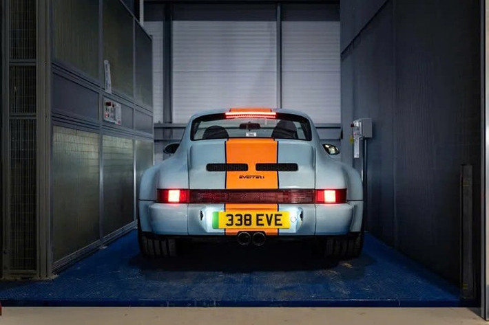 Ngoài ra, Porsche cổ điển này cũng được nâng cấp bộ phanh với tính năng tái sinh năng lượng, hệ thống trợ lực lái, giảm xóc mới... Đối với các khách hàng thích khả năng xử lý tốt nhất có thêm gói hiệu suất bổ sung thêm hệ thống treo chủ động và vật liệu bền hơn cho phanh.