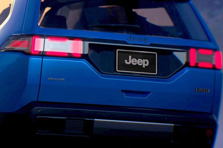 Ở phía sau, Jeep Cherokee 2026 có cửa cốp được tạo hình cầu kỳ, khéo léo, gợi nhắc đến XJ qua những đường cắt quen thuộc. Tuy nhiên, chi tiết này dễ bị bỏ qua bởi ánh nhìn thường bị thu hút vào hốc biển số màu đen nổi bật và cụm đèn hậu lấy cảm hứng từ can dầu.