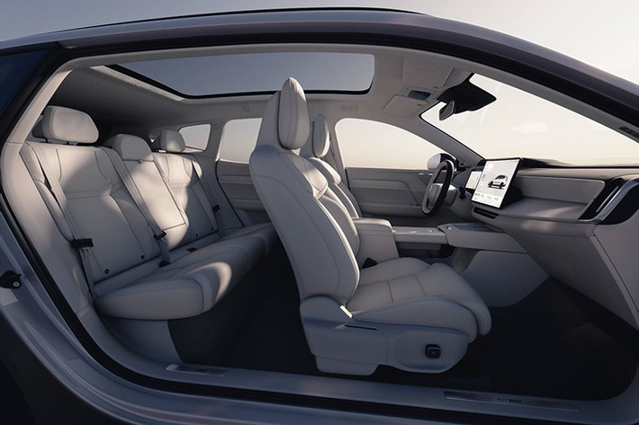 Volvo XC70 trang bị gói an toàn chủ động Safe Space Technology, gồm: camera, cảm biến và các tính năng hỗ trợ lái như chuyển làn tự động, cảnh báo va chạm và hỗ trợ đỗ xe...
