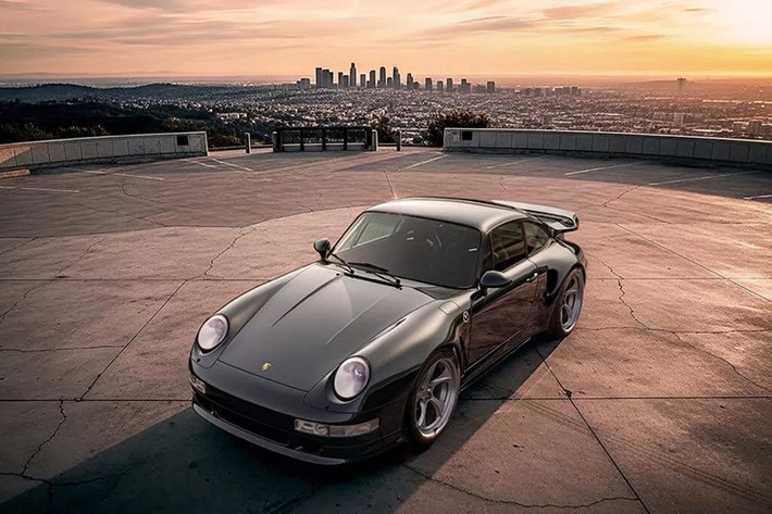 Porsche 911 (993) là thế hệ thứ 4 được sản xuất từ năm 1994 đến năm 1998, thay thế cho 911 (964). 993 từ lâu đã là một trong những mẫu 911 được săn đón nhất. Việc ngừng sản xuất 911 (993) đánh dấu sự kết thúc của mẫu xe 911 làm mát bằng không khí.