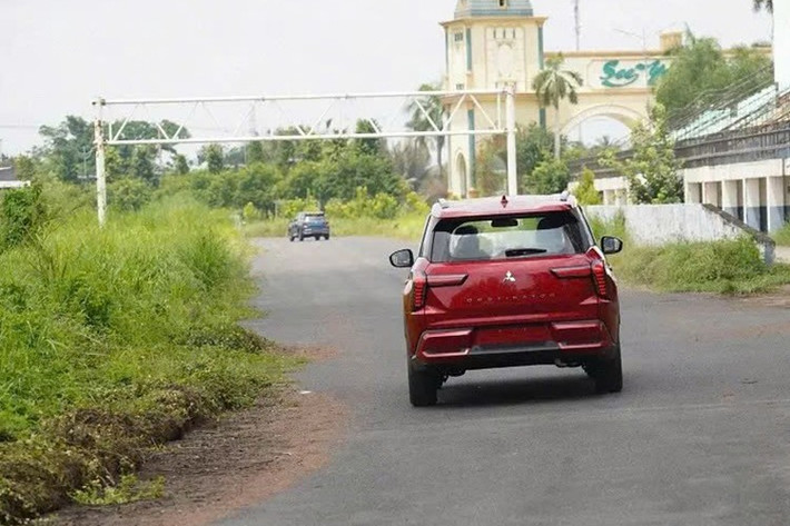 Là phiên bản thương mại của mẫu xe Mitsubishi DST Concept từng ra mắt lần đầu vào năm 2024, Destinator lấy cảm hứng thiết kế từ người anh em Xforce. Do đó, mẫu xe này còn được coi như phiên bản 7 chỗ của Mitsubishi Xforce. Được áp dụng ngôn ngữ thiết kế Dynamic Shield đặc trưng.